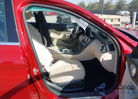 2016 Mercedes-Benz C 300 z USA, uszkodzony, nr VIN 55SWF4JB6GU158613